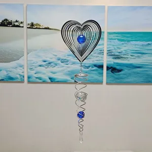 Carillón de viento de acero inoxidable en forma de corazón con cuentas de cristal.