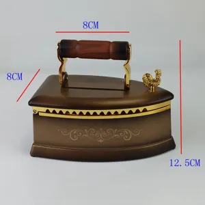 Vue détaillée de la boîte à musique fer à repasser vintage avec finition marron et or.