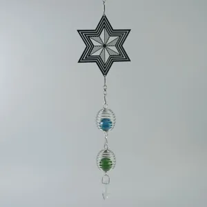 Detail van roestvrijstalen windspiel met geometrische ster en kleurrijke glazen bollen.