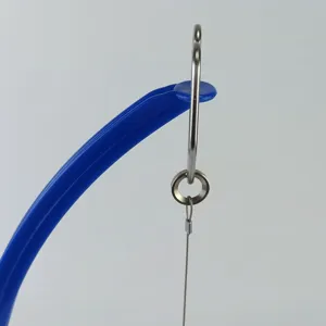Toma macro detallada del anillo de metal y brazo de soporte del péndulo de arena.