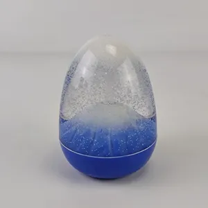 Detailaufnahme des eiförmigen Vulkan-Flüssigkeits-Bewegungs-Dekorationsstücks mit blauem Fuß.