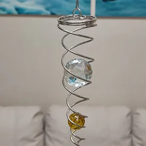 Detalle del carillón de viento en espiral de acero inoxidable con esferas de cristal.