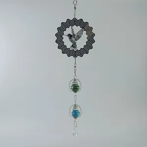 Roestvrijstalen windspel detail met kolibrie motief en kristallen hanger voor tuin en balkon.