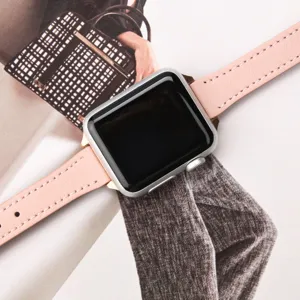 Vue detaillee d un bracelet de montre en cuir rose compatible avec Apple Watch, belles finitions.