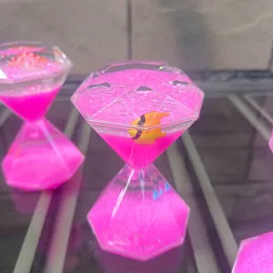Acryl diamant vloeibare zandloper detail met roze olie en zwemmende vis ornament.