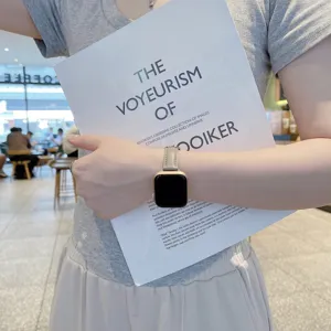 Cinturino in vera pelle compatibile con Apple Watch accessorio elegante grigio dettaglio