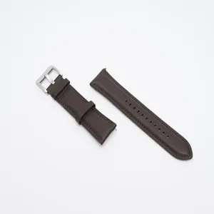 Vue détaillée du bracelet de montre en cuir marron avec texture authentique et boucle en métal.