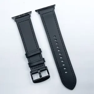 Bracelet de montre de rechange en cuir noir en gros plan montrant les coutures et boucle.