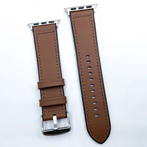 Détail de bracelet de montre en cuir marron et silicone, compatible Apple Watch.