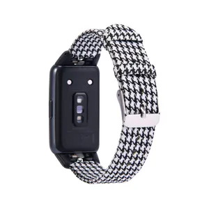 Bracelet de rechange en toile pour Huawei Band 6, motif pied-de-poule noir et blanc avec boucle.