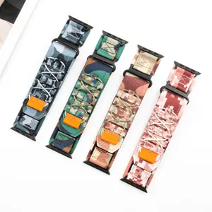 Bracelet de montre en nylon tressé compatible Apple Watch, design camouflage réglable.