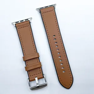 Bracelet de montre en silicone et cuir marron, vue de détail, compatible smartwatch.