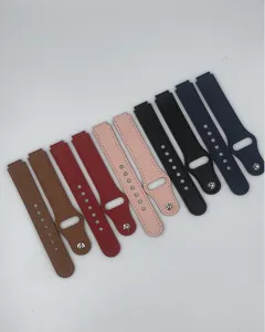Correa de repuesto de cuero genuino en detalle, muestra varias correas coloridas con botones.