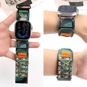 Detail du bracelet de montre camouflage nylon, design corde pour Apple Watch Ultra.