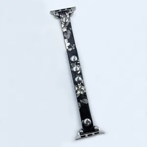 Bracelet de montre en cuir à fleurs de rechange avec rivets en métal détails de conception