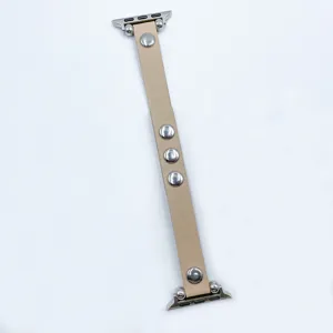 Bracelet en cuir élégant compatible avec Apple Watch, doté de rivets métalliques tendance.