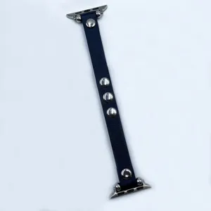 Bracelet de montre en cuir bleu foncé avec rivets métalliques compatible Apple Watch.