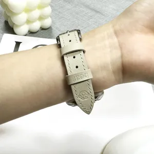 Δερμάτινο λουράκι για Apple Watch, χαριτωμένο σχέδιο αρκούδας, κομψό μπεζ λουράκι αντικατάστασης.