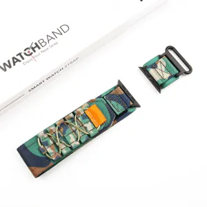 Vue détaillée de bracelet de montre en nylon tressé camouflage, compatible smartwatch, réglable.