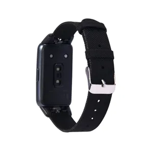 Vue détaillée du bracelet de montre de rechange en toile noire avec boucle en métal.