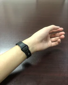 Correa de repuesto de cuero compatible con Huawei Band 6, elegante diseño en color negro.