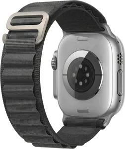 Vue détaillée du bracelet en nylon résistant avec boucle en titane pour montre connectée.