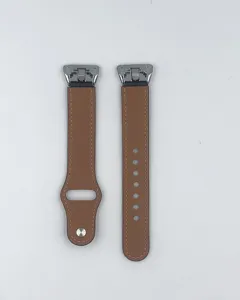 Correa de repuesto de cuero marrón para reloj inteligente de fitness con conector de metal.
