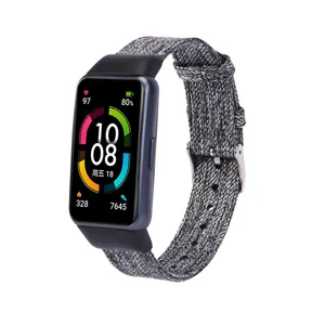 Gros plan detaille du bracelet de montre en toile grise compatible Huawei Band 6, texture.