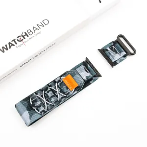 Vue detaillee du bracelet de montre en nylon tresse compatible avec Apple Watch, vert.