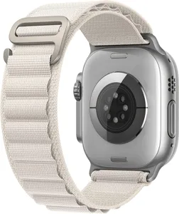 Vue détaillée du bracelet en nylon beige alpin compatible avec Apple Watch Ultra.