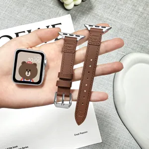 Λεπτομερής λήψη καφέ δερμάτινου λουριού Apple Watch με χαριτωμένο ανάγλυφο σχέδιο αρκούδας.