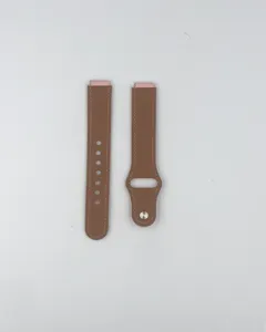 Detalle de correa de reloj de repuesto de cuero marrón con costuras finas y cierre metálico.