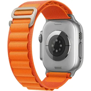 Bracelet de rechange pour Apple Watch Ultra avec boîtier en titane, sangle en nylon orange.