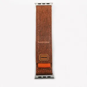 Gros plan détaillé du bracelet de montre en tissu tissé avec connecteur métallique et logo.