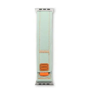 Vue détaillée du bracelet de montre tissé vert clair avec coutures orange et patch en cuir.