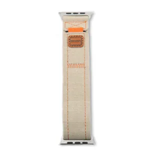 Bracelet de montre en toile beige tissée compatible Apple Watch avec des coutures orange.