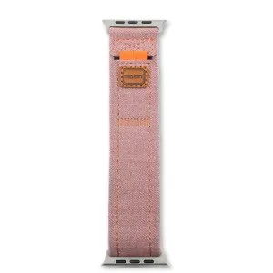 Détail de bracelet de montre tissé en denim rose pour Apple Watch série Ultra, bracelet élégant.