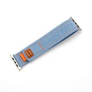 Bracelet de montre Apple Watch tissé en denim bleu de rechange avec connecteurs en métal.