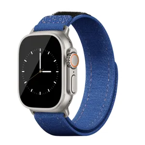 Détail de bracelet de montre en jean tissé bleu compatible avec Apple Watch Ultra.