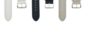 Détail en gros plan de bracelets de montre en cuir texturé avec boucles en métal argenté.