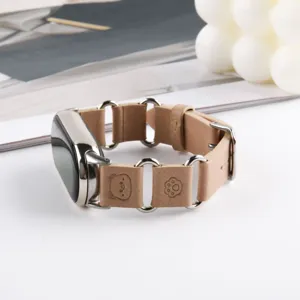 Bracelet en cuir pour Apple Watch, design d'ours mignon et anneaux metalliques elegants.