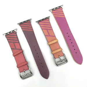 Bracelets de rechange rayés colorés pour Apple Watch avec boucles et connecteurs en métal.