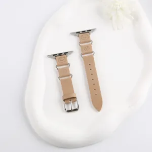 Vue détaillée du bracelet de montre en cuir marron avec motif d'ours gaufré et boucle.