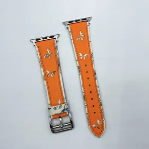 Détail du bracelet de montre en cuir orange compatible Apple Watch avec imprimé papillon.