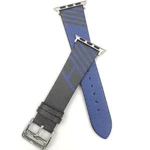 Bracelet de montre en cuir compatible Apple Watch avec rayures bleues et noires et quincaillerie.