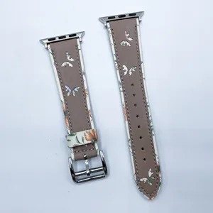 Bracelet de montre en cuir compatible avec Apple Watch avec motif floral et papillon élégant.