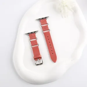 Bracelet de rechange en cuir rose compatible Apple Watch, motif d'ours mignon gaufré.