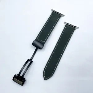 Cinturino di ricambio in pelle verde scuro con chiusura magnetica pieghevole per Apple Watch.