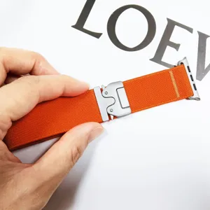 Vista ravvicinata del cinturino per orologio in nylon elastico intrecciato con fibbia in metallo.