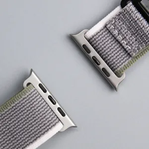 Gros plan détaillé d'un bracelet de montre de rechange en nylon tissé avec connecteurs.